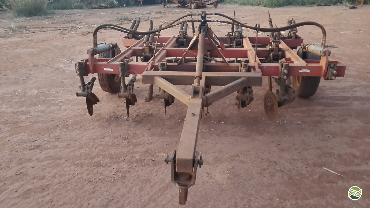 IMPLEMENTOS AGRICOLAS SUBSOLADOR 7 HASTES DISCO CORTE Marcão Tratores UBERABA MINAS GERAIS MG